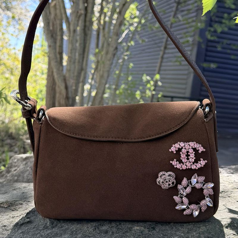 Henny liten veske - brun med rosa brosjer - produktpakke