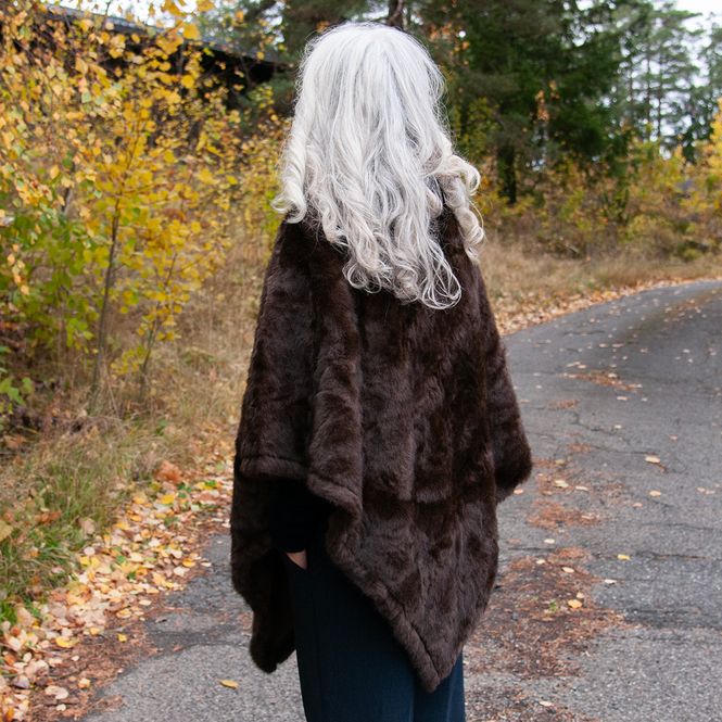 Hovedbilde Glatt poncho i fuskpels kald mørk brun