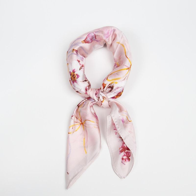 Blomstret skjerf 70x70 cm – romantisk og elegant