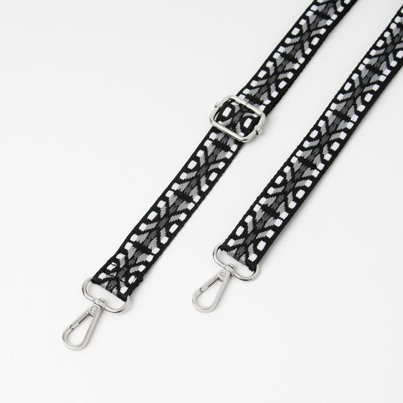 Smal skulderrem svart - justerbar veskereim med mønster og sølvfarget metall
