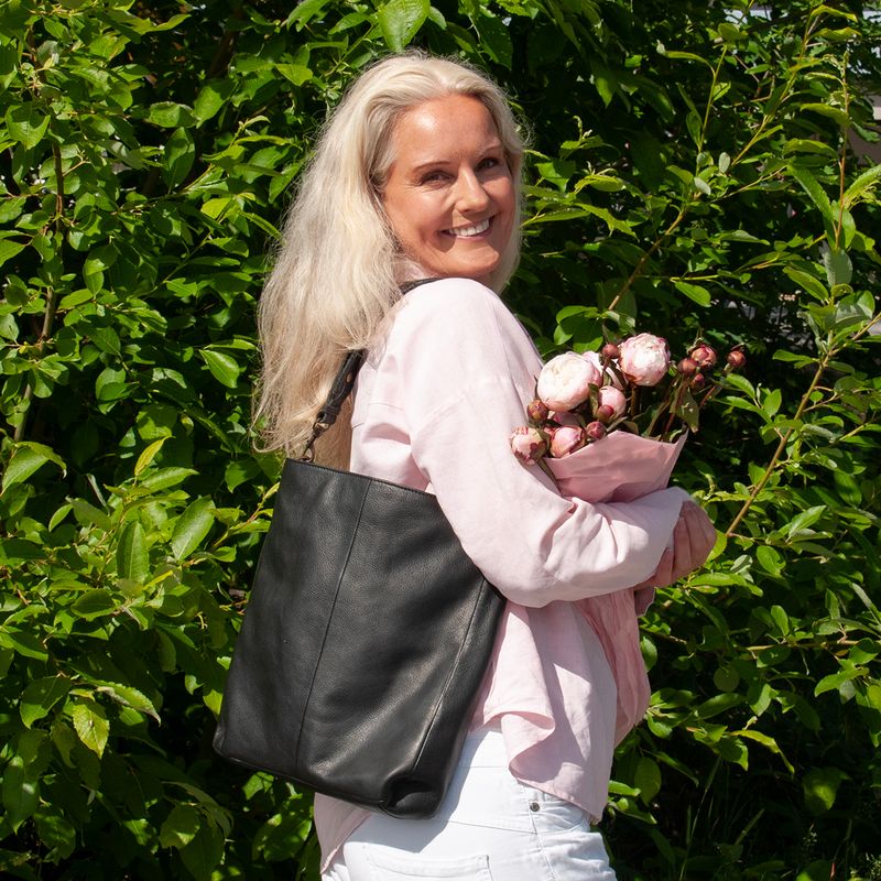 LEA crossväska i läder med dubbelt band - Svart