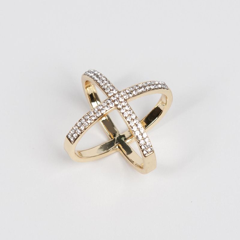 Stor skjerfring med strass gullfarget kryssdesign