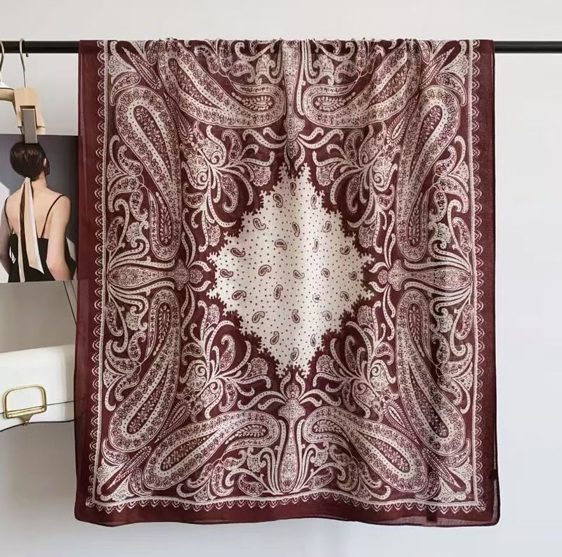 Vinröd scarf med paisleymönster