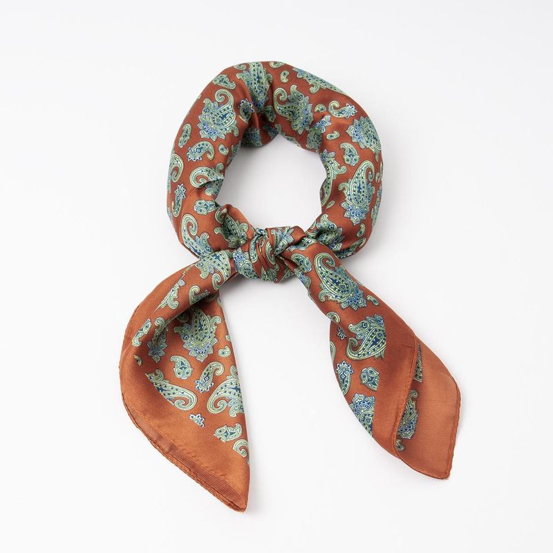 Liten rostfärgad scarf med paisleymönster - 70x70 cm
