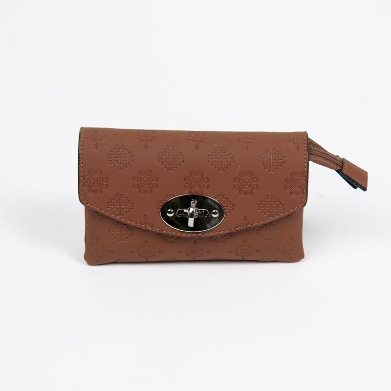 DANIELLE clutch med preget mønster cognac sølvfarget metall