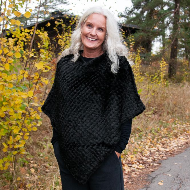 Hovedbilde Strikket poncho i fuskpels svart