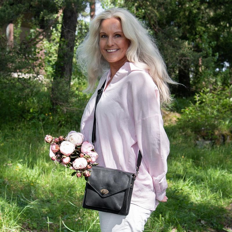 LUCY skinnclutch med låsspenne - svart