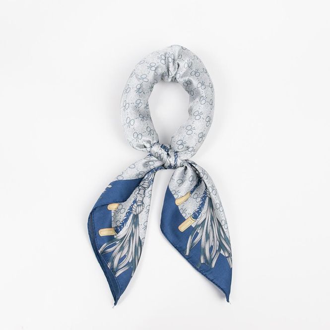 Huvudbild Liten scarf ljusblå med mönster 70x70 cm