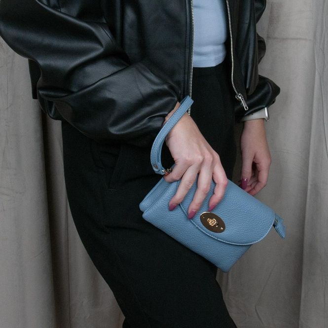 Hovedbilde DANIELLE clutch lys blå i imitert skinn