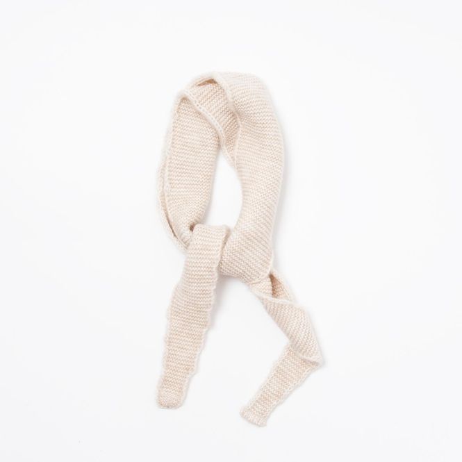 Hovedbilde Lysebeige strikket skjerf – mykt og elegant ...