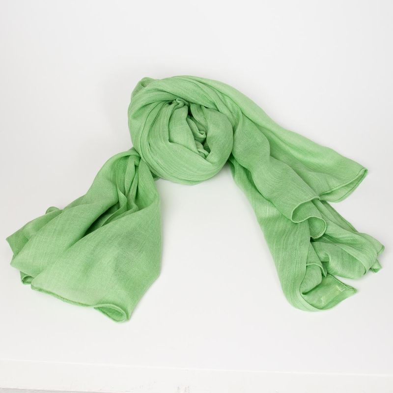 Enfärgad grön scarf 100 x 180 cm – lyxig modal- och polyesterblandning