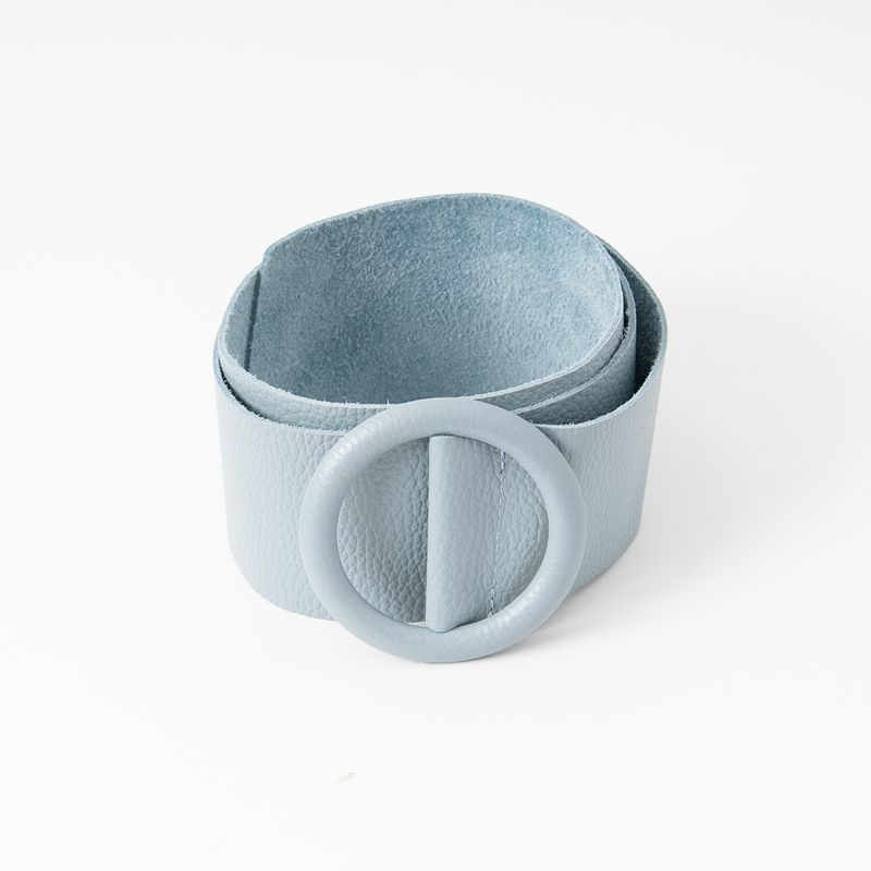 Skinnbelte med rund spenne - lys blå