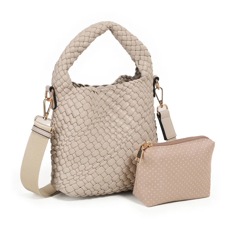 Izzy flettet mini bag - beige - stilren og kompakt veske