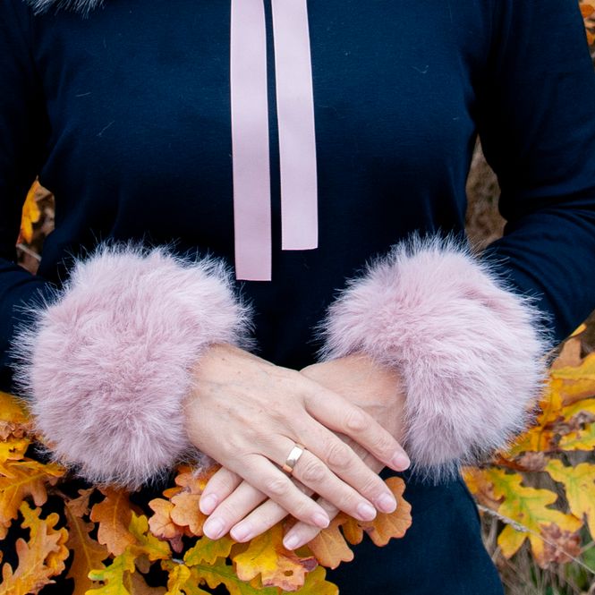Hovedbilde Mansjetter i fuskpels lys rosa