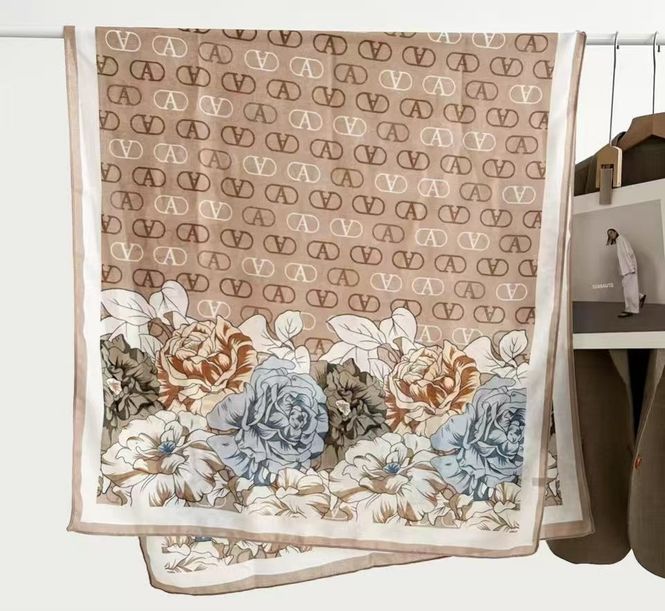 Hovedbilde Skjerf med blomster og bokstavmønster beige