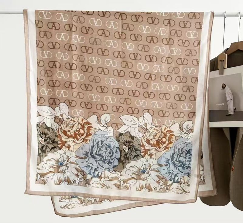 Scarf med blommor och bokstavsmönster beige