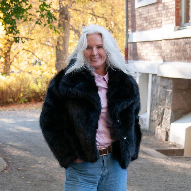 Hovedbilde Fuskpels jakke med stor krage svart