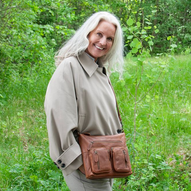 Hovedbilde FLAVIA veske med frontlommer i skinn - brun